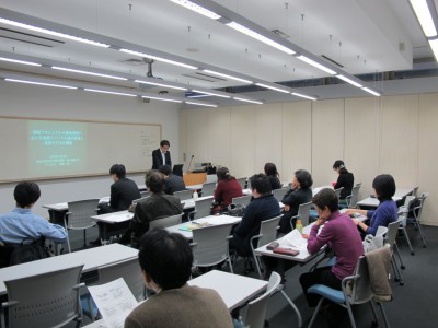 今年度2回目の院生研究報告会を開催いたしました。（中教室）