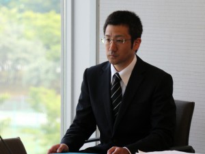 博士後期課程の第一号の修了者となった小野英一さん